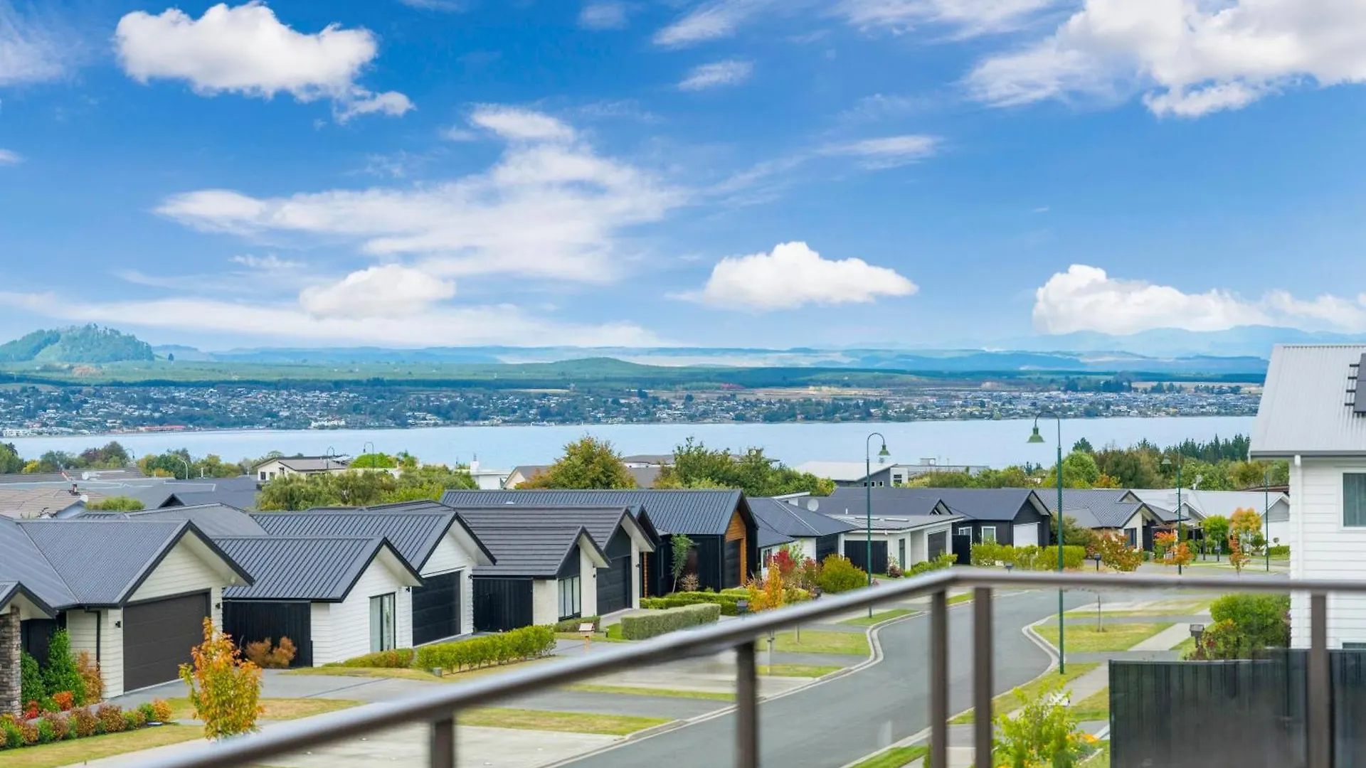 Penny Haven - Lake & Mt Tauhara Views, Family Friendly Taupo