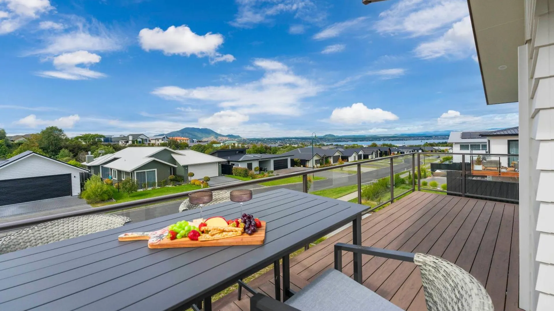 Penny Haven - Lake & Mt Tauhara Views, Family Friendly Taupo Holiday home