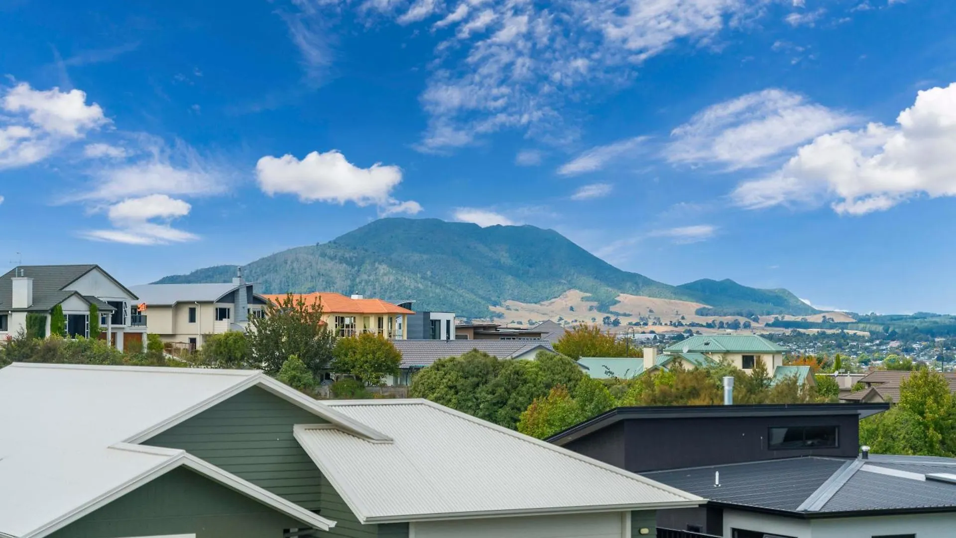 Penny Haven - Lake & Mt Tauhara Views, Family Friendly Taupo Holiday home
