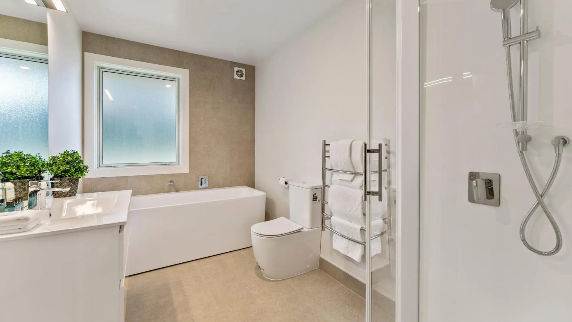 Holiday home Penny Haven - Lake & Mt Tauhara Views, Family Friendly Taupo New Zealand